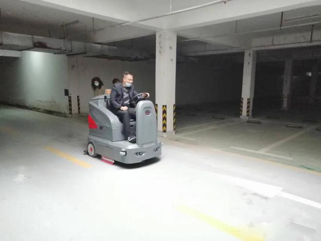 镇江小区物业保洁不用人力改用驾驶式洗地机了